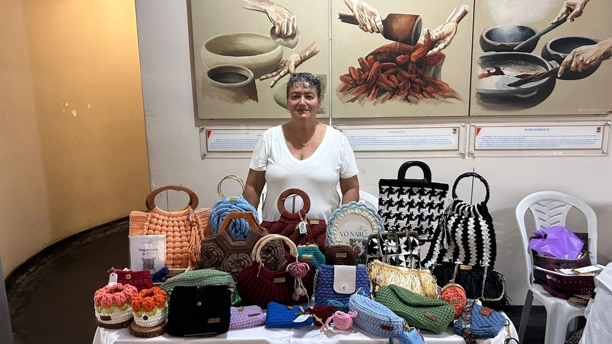 Elaine Alves é empreendedora e trabalha produzindo bolsas e peças feitas de crochê