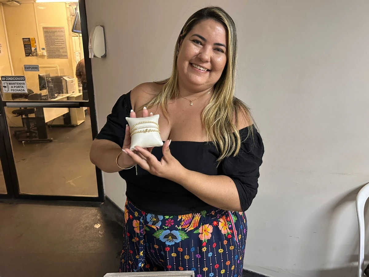 Lorrayne Palmeira é empreendedoratem uma loja especializada em semijoias  por Gabriela Maia