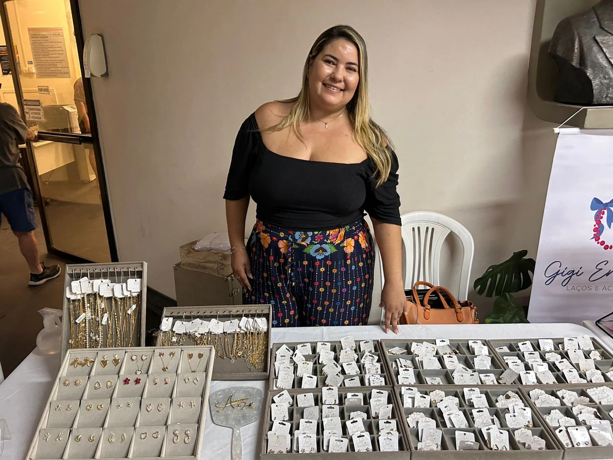 Lorrayne Palmeira é empreendedoratem uma loja especializada em semijoias  por Gabriela Maia