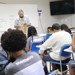 A Escola Monteiro aposta em uma formação ampla e humanizada, que inclui filosofia, arte, literatura e cinema para estimular o pensamento crítico