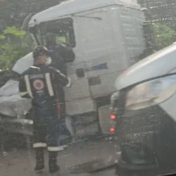 Uma das vítimas sofreu ferimentos de gravidade média e foi encaminhada ao Hospital Estadual Dr. Jayme Santos Neves, na Serra. Ainda não há detalhes sobre a dinâmica do acidente