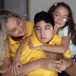 As mulheres foram as principais vítimas do surto de microcefalia por zika que marcou o Brasil entre 2015 e 2016. Abandonadas pelos maridos, muitas tiveram que deixar de trabalhar e se tornaram as principais cuidadoras das crianças afetadas pelo vírus - mas perceberam, com o tempo, que podiam contar umas com as outras.