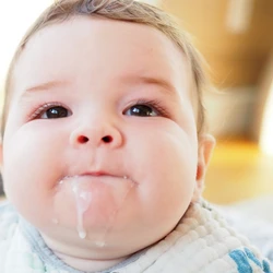 O refluxo em bebês geralmente começa a se manifestar nos primeiros meses de vida. Isso ocorre porque o sistema digestivo dos recém-nascidos ainda está em desenvolvimento