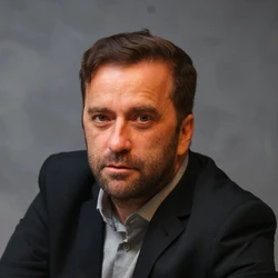 Como bom capixaba, é modesto, discreto, e nem lançamento de suas obras faz em Vitória, o que é uma pena, pois possui aqui amigos verdadeiros, do seu tempo de Ufes, e outros que poderia angariar, se fosse mais conhecido pelas novas gerações