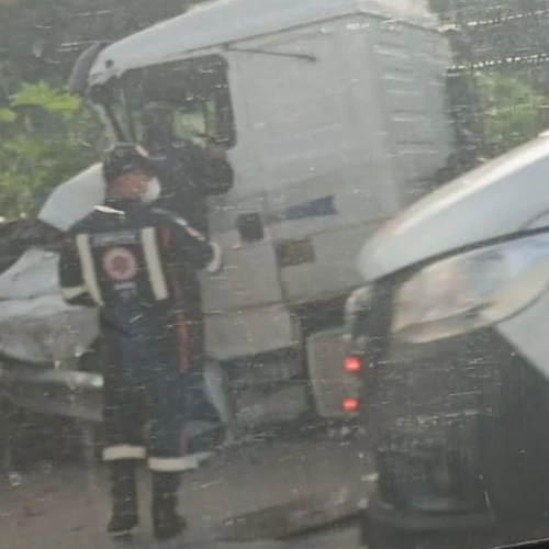 Imagem - Acidente envolvendo seis veículos interdita trecho da BR 101 em Cariacica