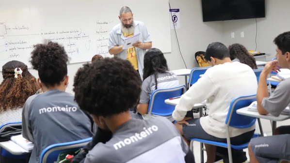 A Escola Monteiro aposta em uma formação ampla e humanizada, que inclui filosofia, arte, literatura e cinema para estimular o pensamento crítico