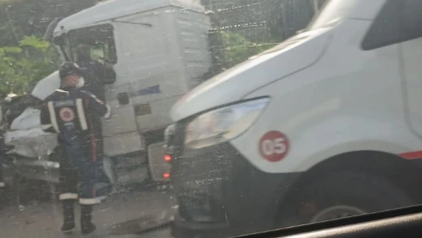 Uma das vítimas sofreu ferimentos de gravidade média e foi encaminhada ao Hospital Estadual Dr. Jayme Santos Neves, na Serra. Ainda não há detalhes sobre a dinâmica do acidente