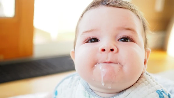 O refluxo em bebês geralmente começa a se manifestar nos primeiros meses de vida. Isso ocorre porque o sistema digestivo dos recém-nascidos ainda está em desenvolvimento