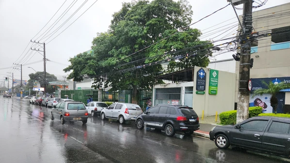 Condutores poderão abastecer carros até o limite de R$ 100, e motos até R$ 40; pagamento deve ser feito em dinheiro, Pix ou cartão de débito