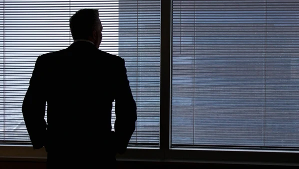Esse tipo de homem é um sujeito à deriva de si, com uma arquitetura sentimental falida. Sua violência é o que sobra. Ele não mata porque é soberano — mata porque está desfeito, poroso, sem consistência