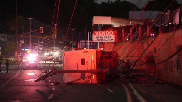 Condutor do ônibus alegou que houve uma falha na direção, que fez com que o veículo colidisse com um poste e muro e tombasse; polícia apura se ele estava em alta velocidade
