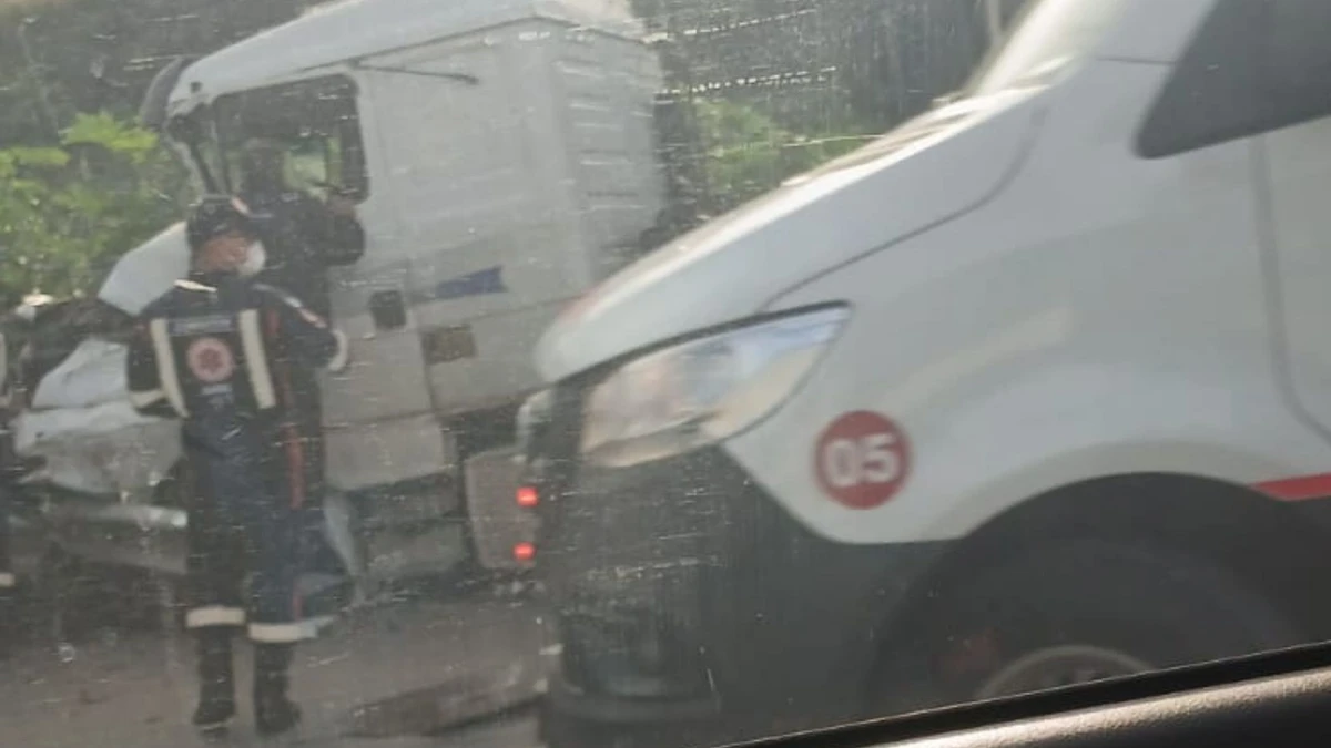 Acidente na BR 101 envolvendo seis veículos foi registrado nesta quinta-feira (29)