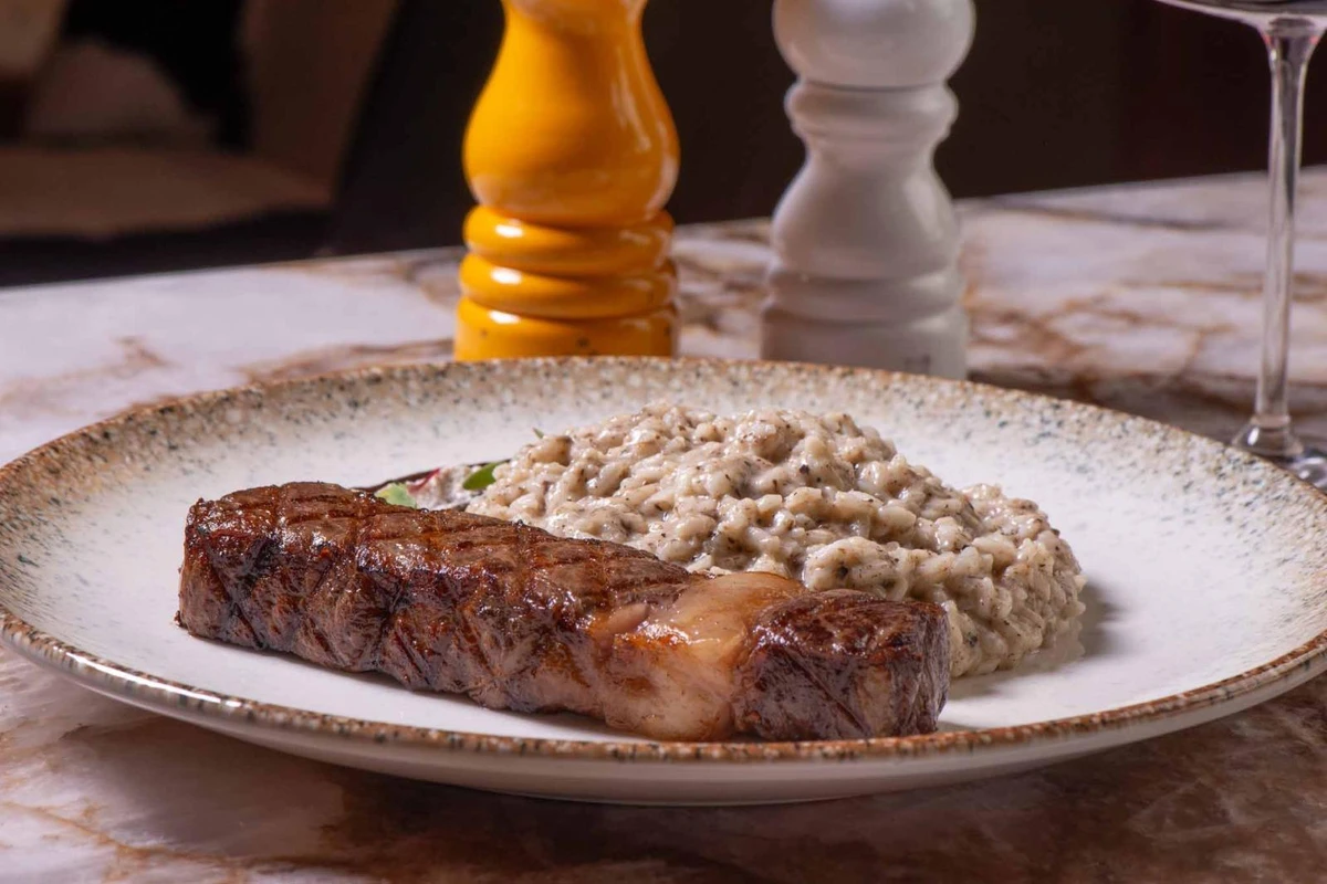 Ancho de wagyu A5 com risoto trufado Foto por Ari Oliveira