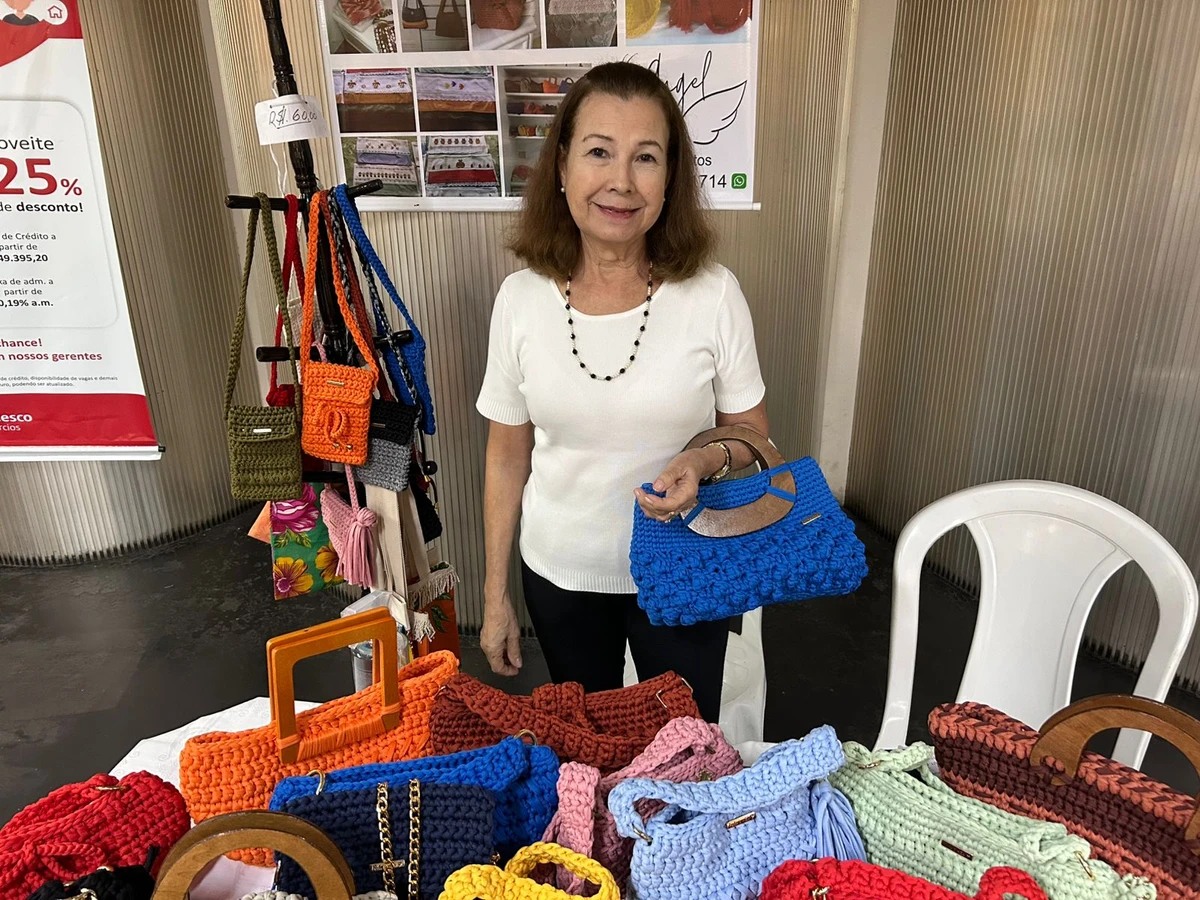 Angêla Marias Marchiori trabalha confeccionando bolsas de crochê por Gabriela Maia