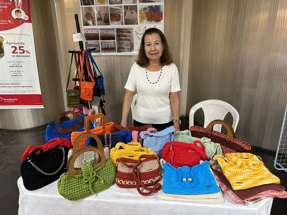 Angêla Marias Marchiori trabalha confeccionando bolsas de crochê por Gabriela Maia