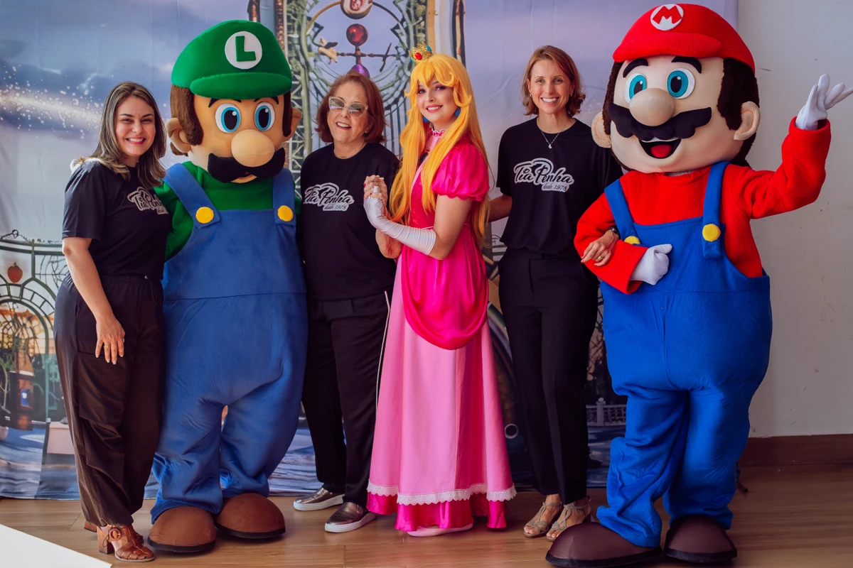 Camila, Tia Penha e Paula com Luigi, Princesa Peach e Mario
