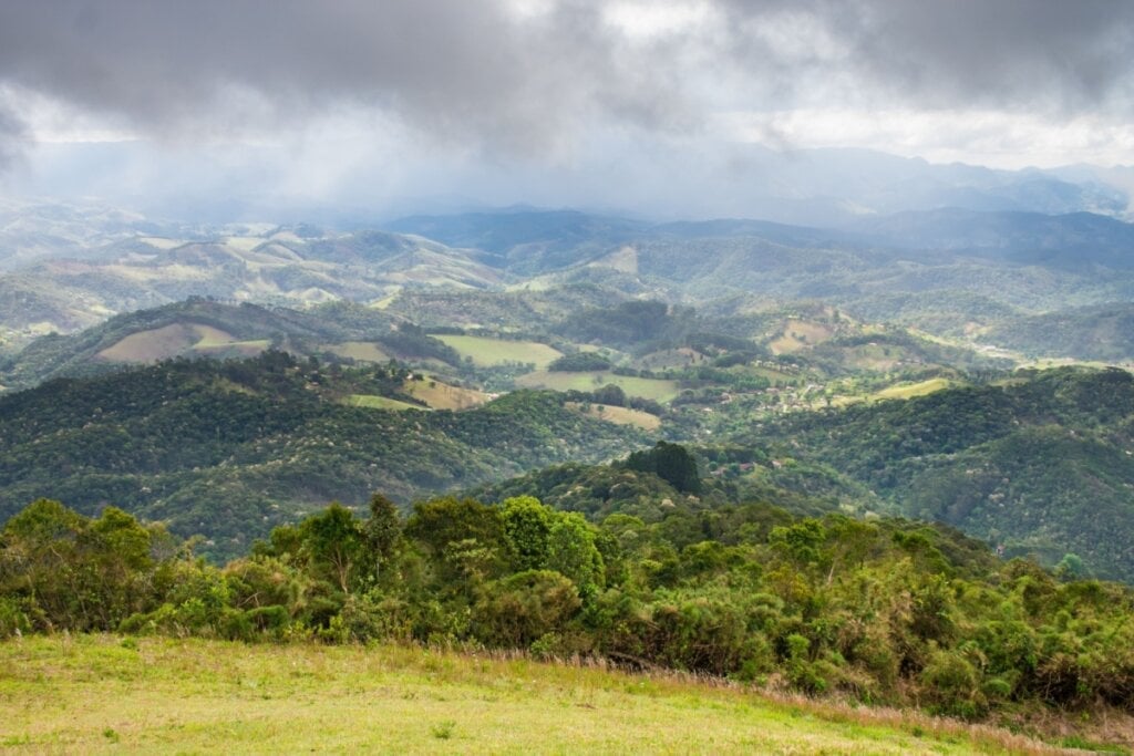 O Circuito das Águas Paulista é cercado pelas montanhas da Mantiqueira e tem cidades com variedades de atrativos (Imagem: Helissa Grundemann | Shutterstock)