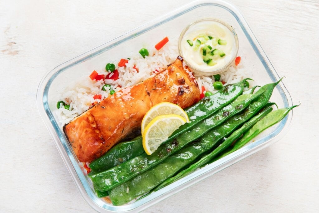 Salmão com arroz e ervilha-torta (Imagem: Tatjana Baibakova | Shutterstock)