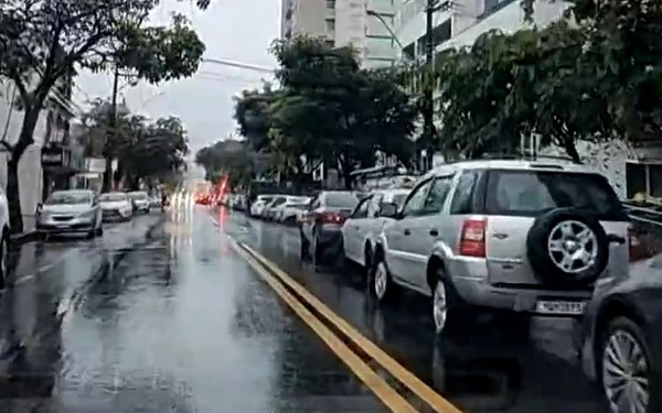 Fila de carros para abastecer no dia sem imposto por Rodrigo Gomes/ TV Gazeta