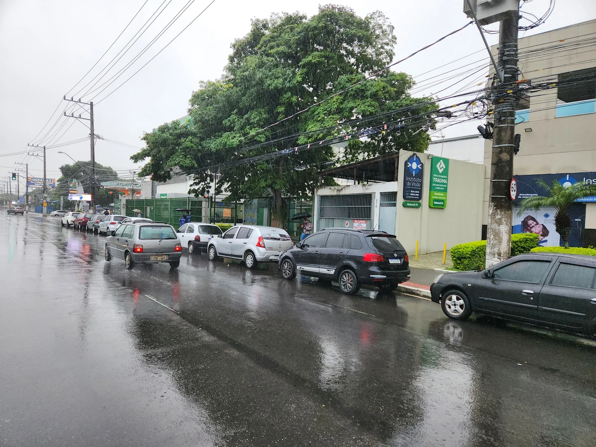 Fila de carros próximo a posto de gasolina no dia sem impostos por Ricardo Medeiros