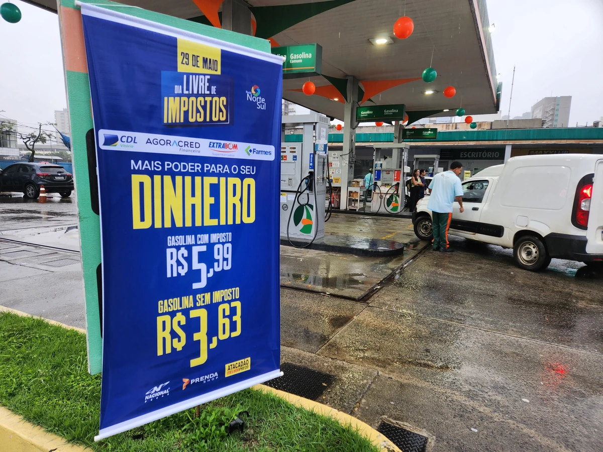 Fila gigante para abastecer com gasolina sem imposto em Vitória por Ricardo Medeiros