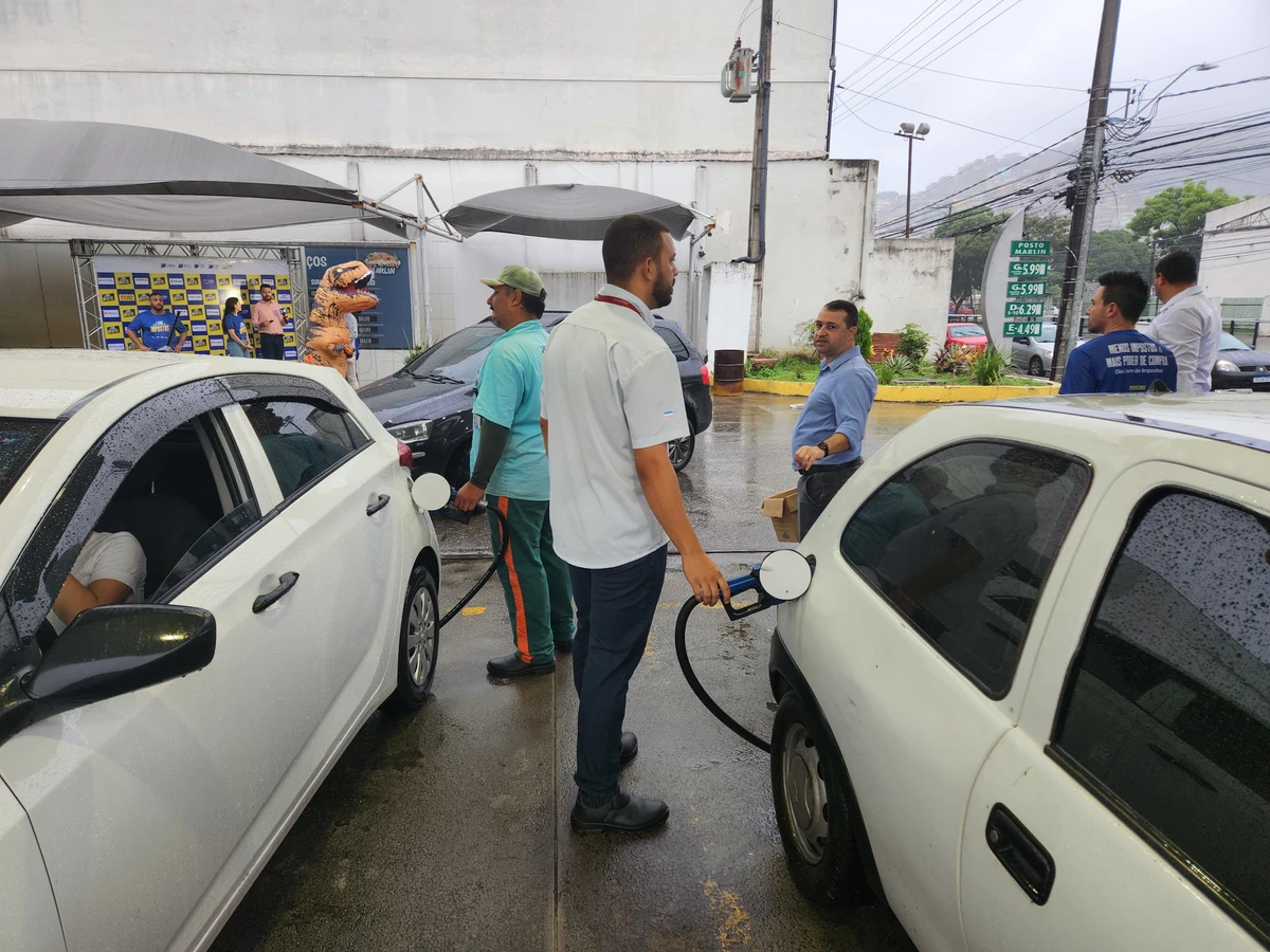 Fila gigante para abastecer com gasolina sem imposto em Vitória por Ricardo Medeiros