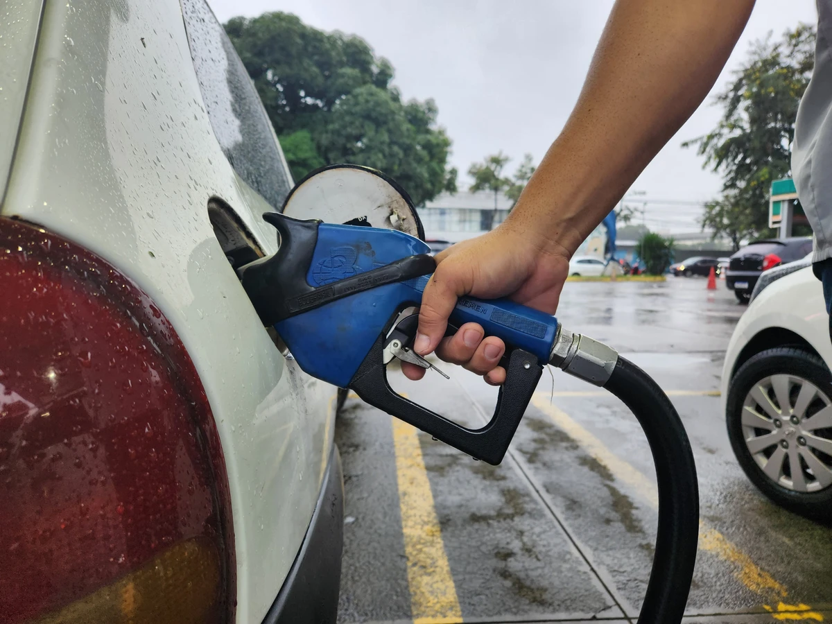 Fila gigante para abastecer com gasolina sem imposto em Vitória por Ricardo Medeiros