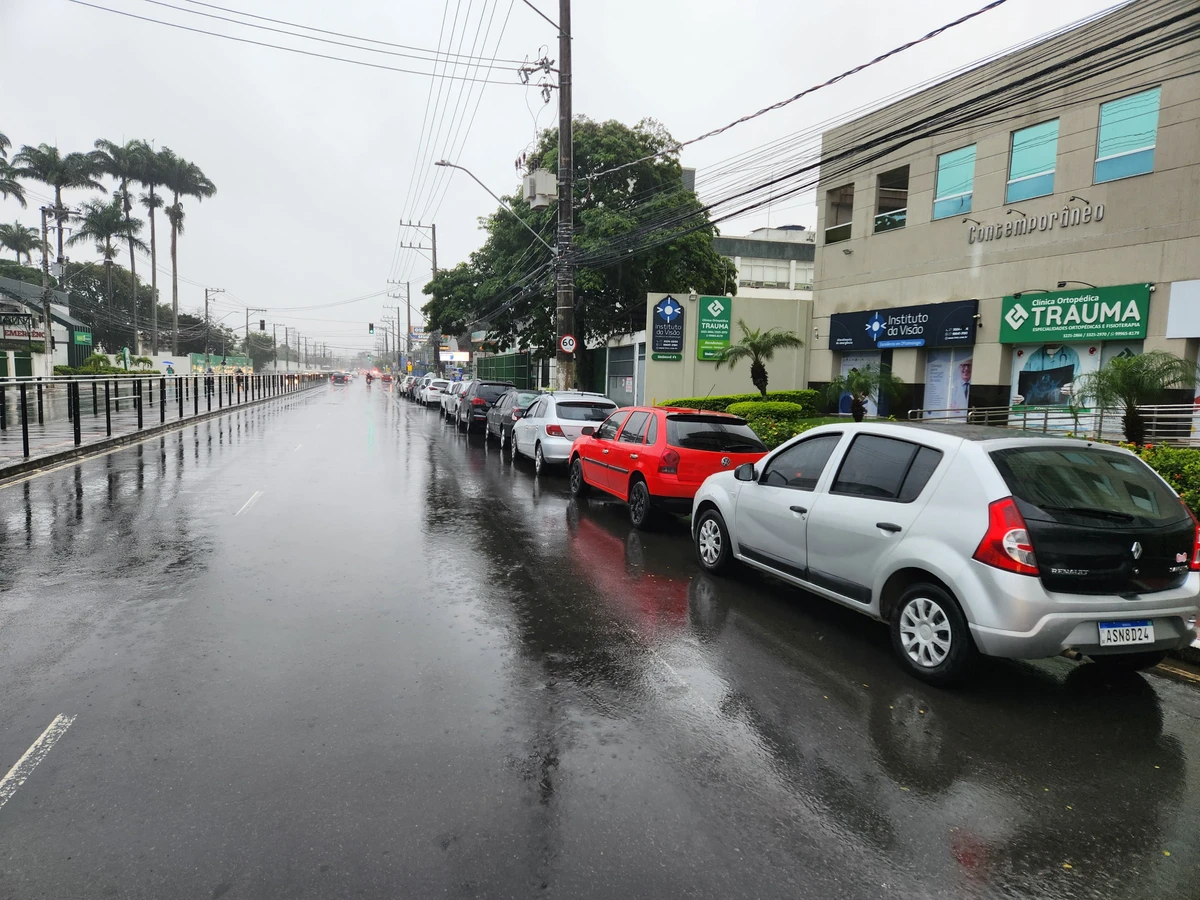 Fila gigante para abastecer com gasolina sem imposto em Vitória por Ricardo Medeiros