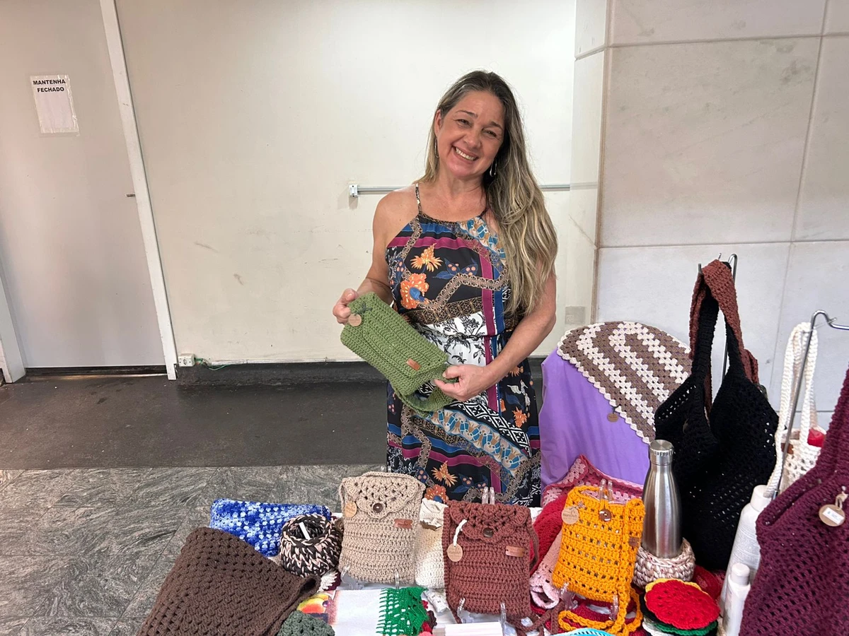 Marilda é dona da loja Maryart, especializada em peças de crochê por Gabriela Maia