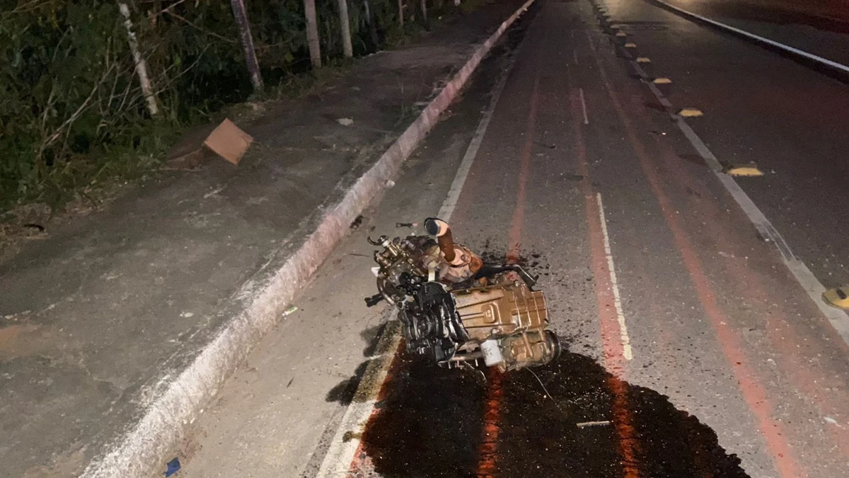 Motor do Honda Fit foi arremessado para o acostamento com impacto da batida