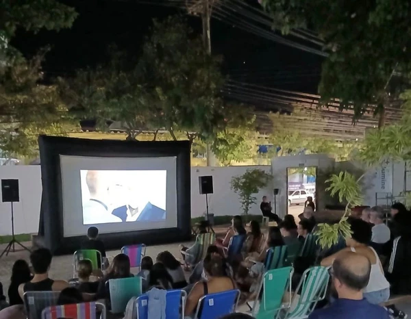 O Cineclube realiza sessões de cinema ao ar livre na área verde da nova sede do ensino médio da Monteiro