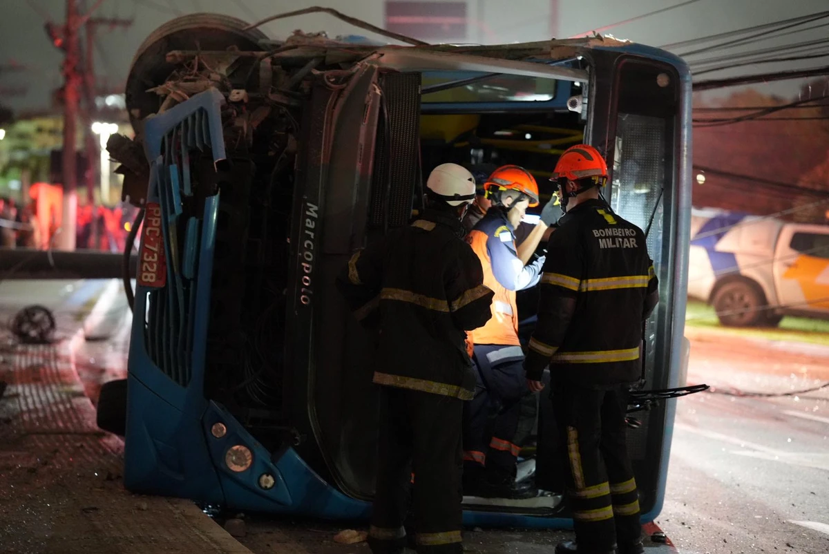 Ônibus da linha 525 tomba em rodovia em Cariacica. por Vitor Jubini