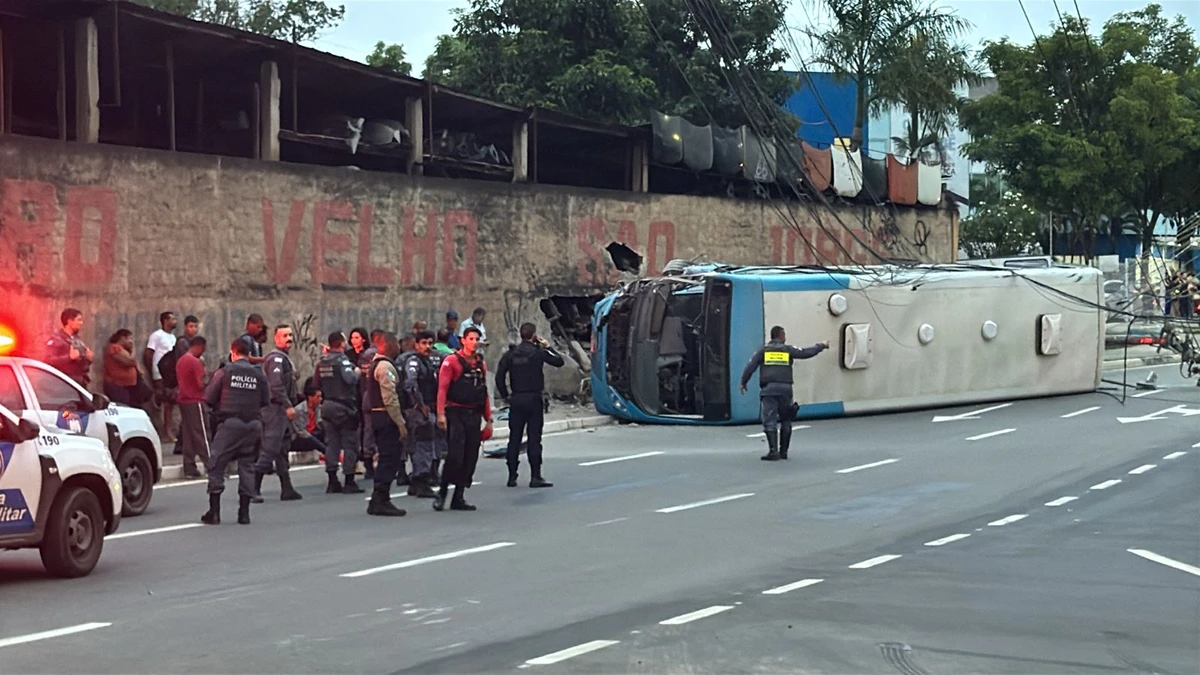 Ônibus do Sistema Transcol tomba em Cariacica. por Leitor A Gazeta