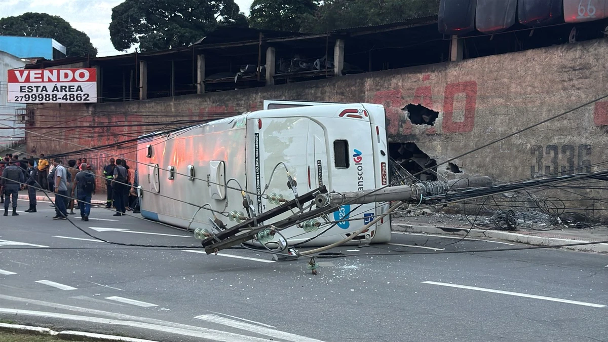 Ônibus do Sistema Transcol tomba em Cariacica. por Leitor A Gazeta