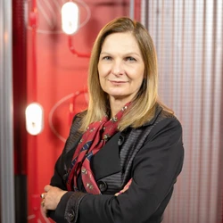 A economista-chefe do Santander Brasil, tem um profundo conhecimento de Brasil e Espírito Santo. Foi presidente do Instituto Jones do Santos Neves e Secretária de Estado da Fazenda