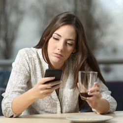 Criados na era digital, bombardeados por tendências e promessas de liberdade, os jovens da geração Z enfrentam o peso psicológico e financeiro de um sistema que os moldou antes mesmo de crescerem. E, ao contrário do que se pense, este texto é para todas as gerações