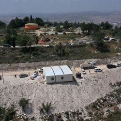 A maior medida deste tipo em anos é condenada pela presidência palestina como uma 'escalada perigosa'.