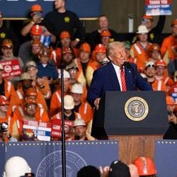 Em comício repleto de metalúrgicos, presidente americano anunciou que vai elevar tarifa de 25% para 50%. Taxa sobre aço e alumínio não é afetada por ação judicial em curso sobre as tarifas globais de Trump.