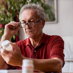 Consultar um geriatra é importante para evitar a polifarmácia, que pode colocar a saúde em risco