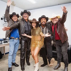 Melina Furlan, a Jenifer, vocalista do Dallas Country com a capa pesando 1 quilo, 340 franjas de vidrilho dourado, confeccionada a mão e sob medida, feita pela capixaba "Aversão"