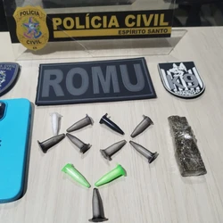Segundo a polícia, prática seria para não chamar atenção das autoridades; maconha e cocaína foram apreendidas