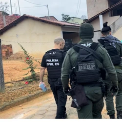 Segundo a Polícia Civil, eles são suspeitos de participação no crime, e investigações continuam para verificar outros envolvidos; também são cumpridos mandados de busca e apreensão