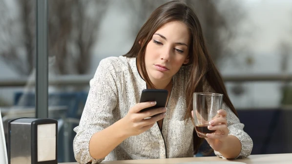 Criados na era digital, bombardeados por tendências e promessas de liberdade, os jovens da geração Z enfrentam o peso psicológico e financeiro de um sistema que os moldou antes mesmo de crescerem. E, ao contrário do que se pense, este texto é para todas as gerações