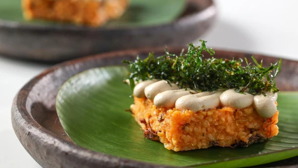Geralmente servido como sobremesa, alimento típico do ES feito com canjiquinha de milho ganhou releitura salgada com caju, castanha e taioba