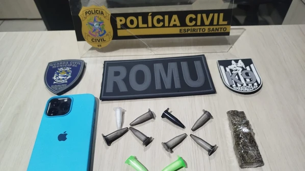 Segundo a polícia, prática seria para não chamar atenção das autoridades; maconha e cocaína foram apreendidas
