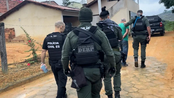 Segundo a Polícia Civil, eles são suspeitos de participação no crime, e investigações continuam para verificar outros envolvidos; também são cumpridos mandados de busca e apreensão