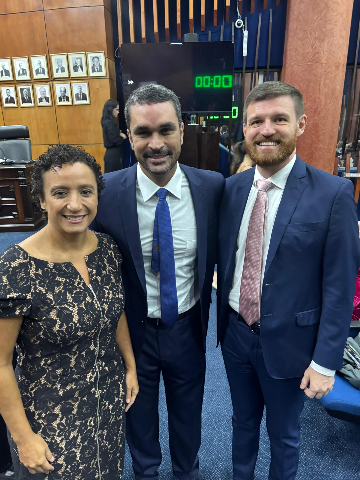 A presidente da OAB-ES, Érica Neves, o agora empossado juíz eleitoral do TRE-ES, Hélio Pepe, e o presidente da Cesan, Munir Abud: posse de Hélio no TRE-ES 