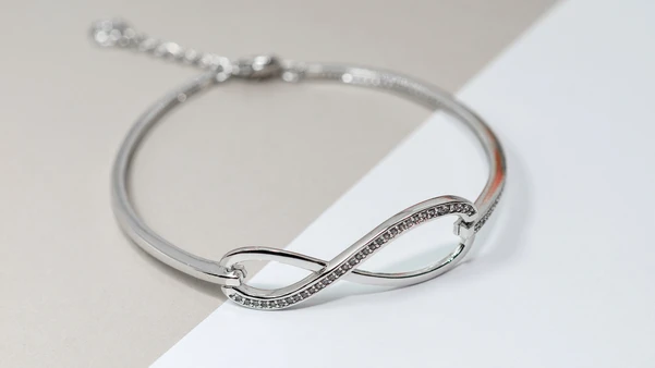 Confira joias para simbolizar a eternidade neste Dia dos Namorados. Crédito: Canva