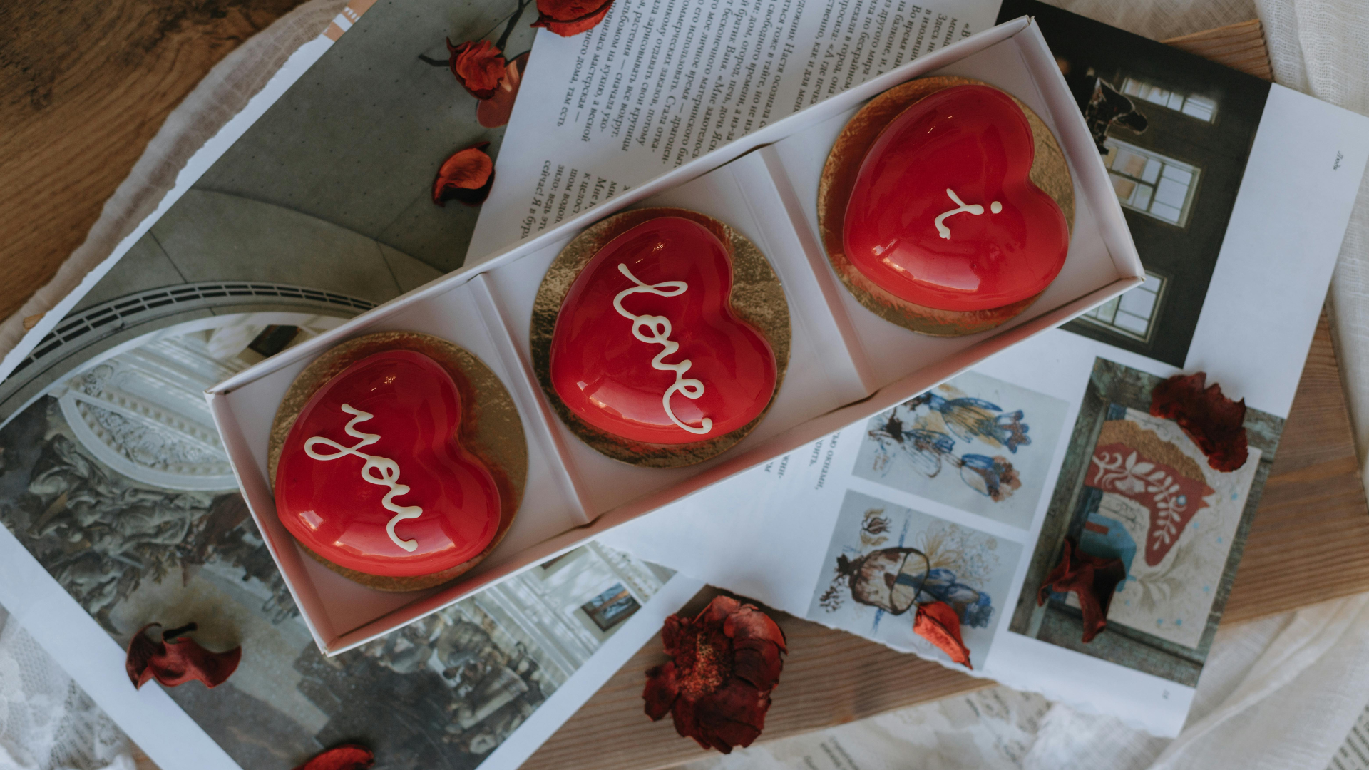 Comemorado no dia 12 de junho, o Dia dos Namorados é um dos mais aguardados pelos casais. Crédito: Canva