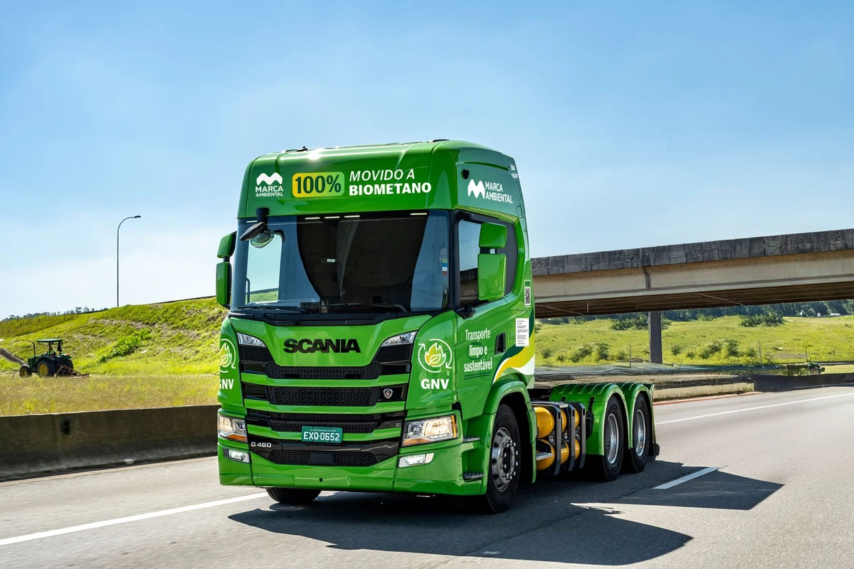 Caminhão movido a gás natural e biometano que será apresentado em feira de logística